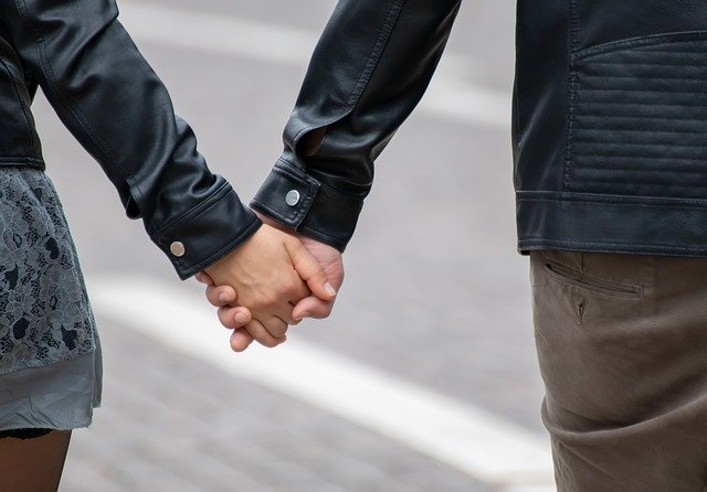 Qual è il Significato di Camminare Mano Nella Mano