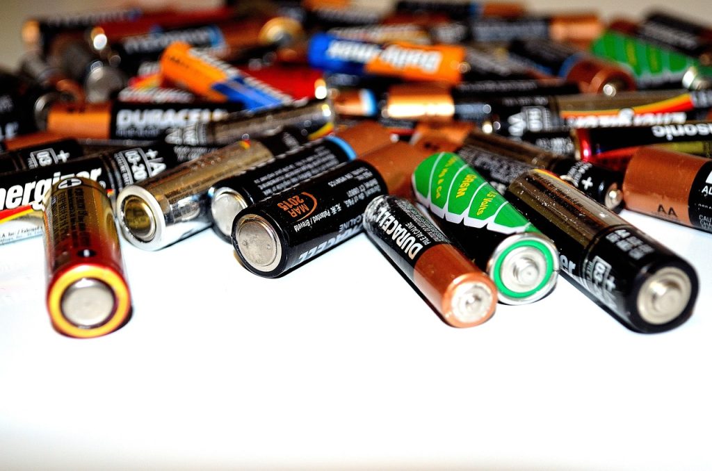 La psicosi da blackout fa scoppiare il boom di acquisti di batterie c