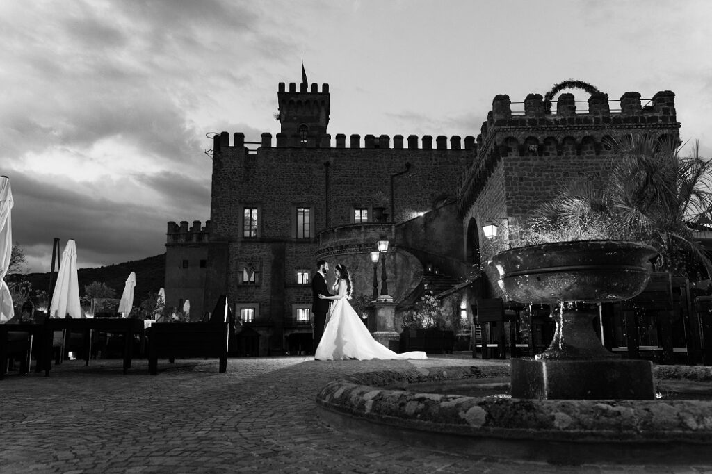 Il Castello Odescalchi di Bracciano, vicino a Roma, è perfetto per ricevimenti nuziali in stile nobile e raffinato. Lascerà gli ospiti a bocca aperta.